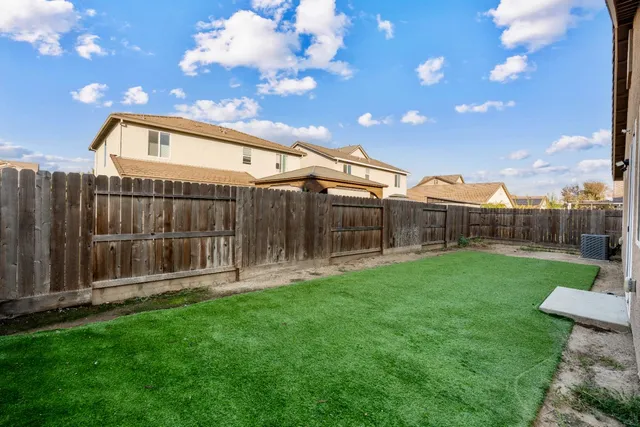 a view of a house with backyard