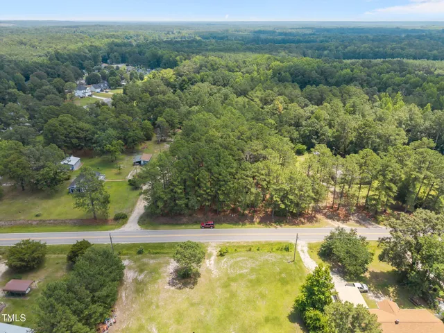 a view of a yard with a house