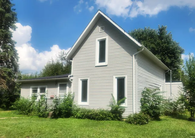 $170,000 | 555 South Madison Street, Nappanee, IN 46550