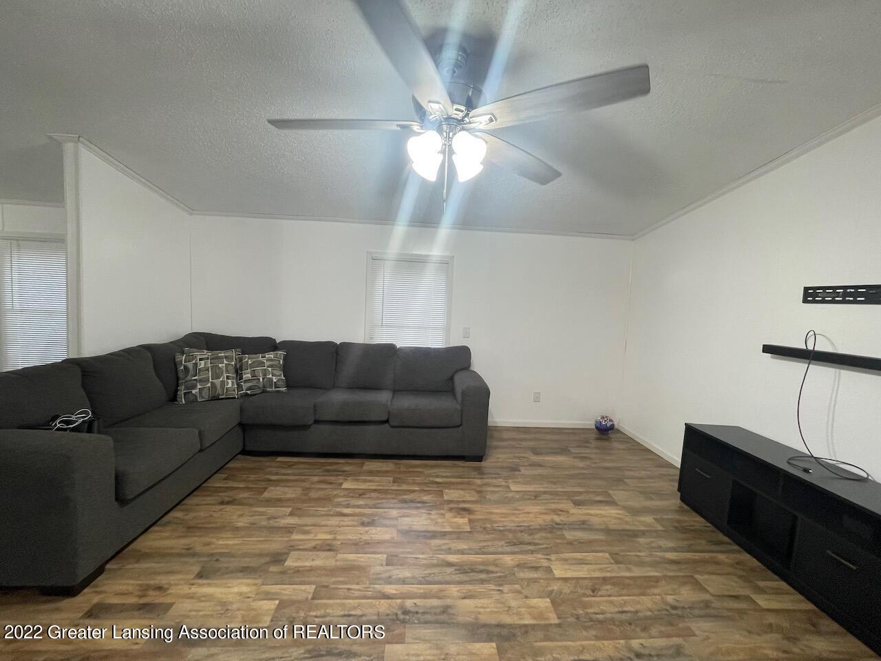 15401 Comdon Road Albion, MI 49224 - Photo 8 of 34 Living room
