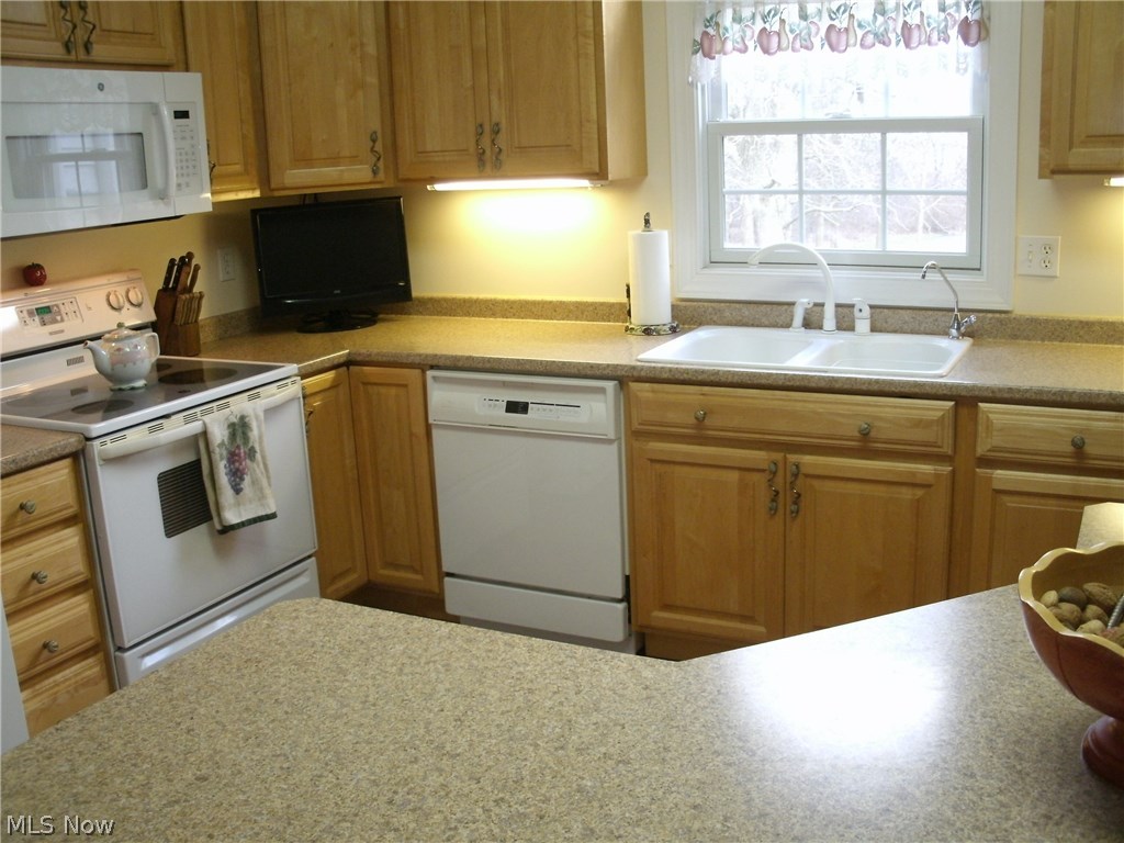 9020 Yoder Road Wadsworth, OH 44281 - Photo 2 of 24