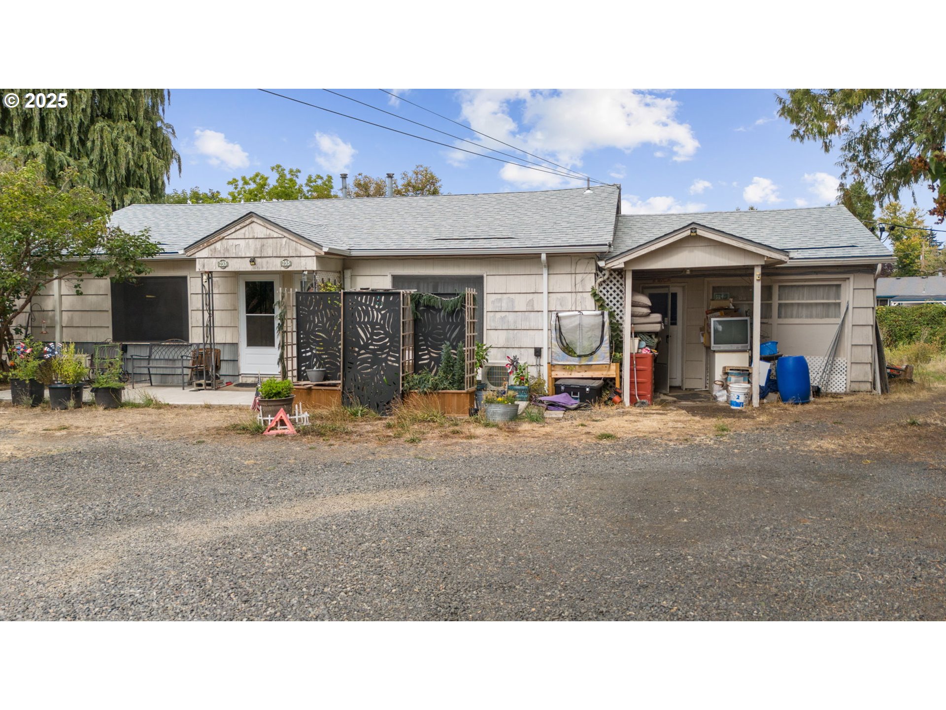 a view of a house with backyard