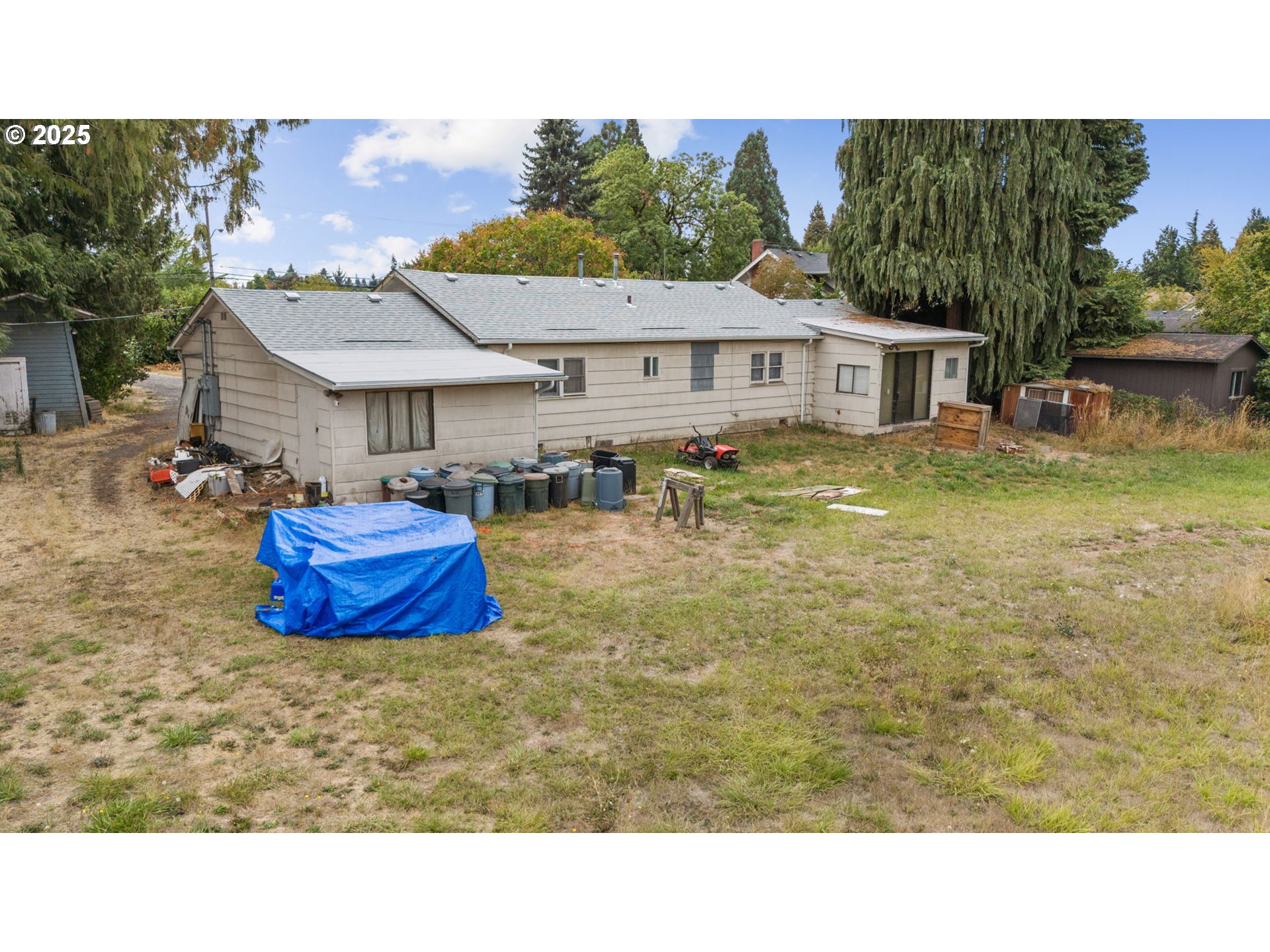 233 Spring Creek Drive Eugene, OR 97404 - Photo 7 of 20 a bathroom with a sink and a mirror