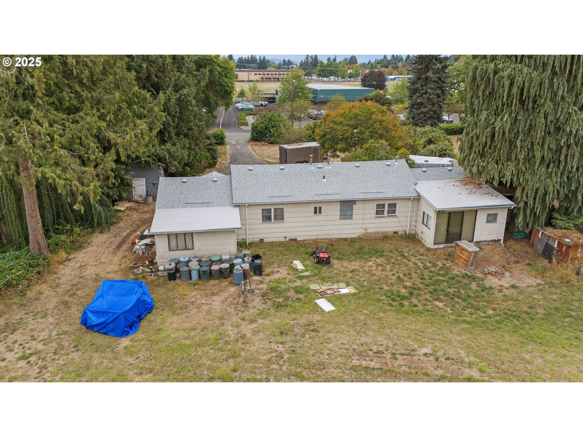 233 Spring Creek Drive Eugene, OR 97404 - Photo 8 of 20 a balcony with table and chairs
