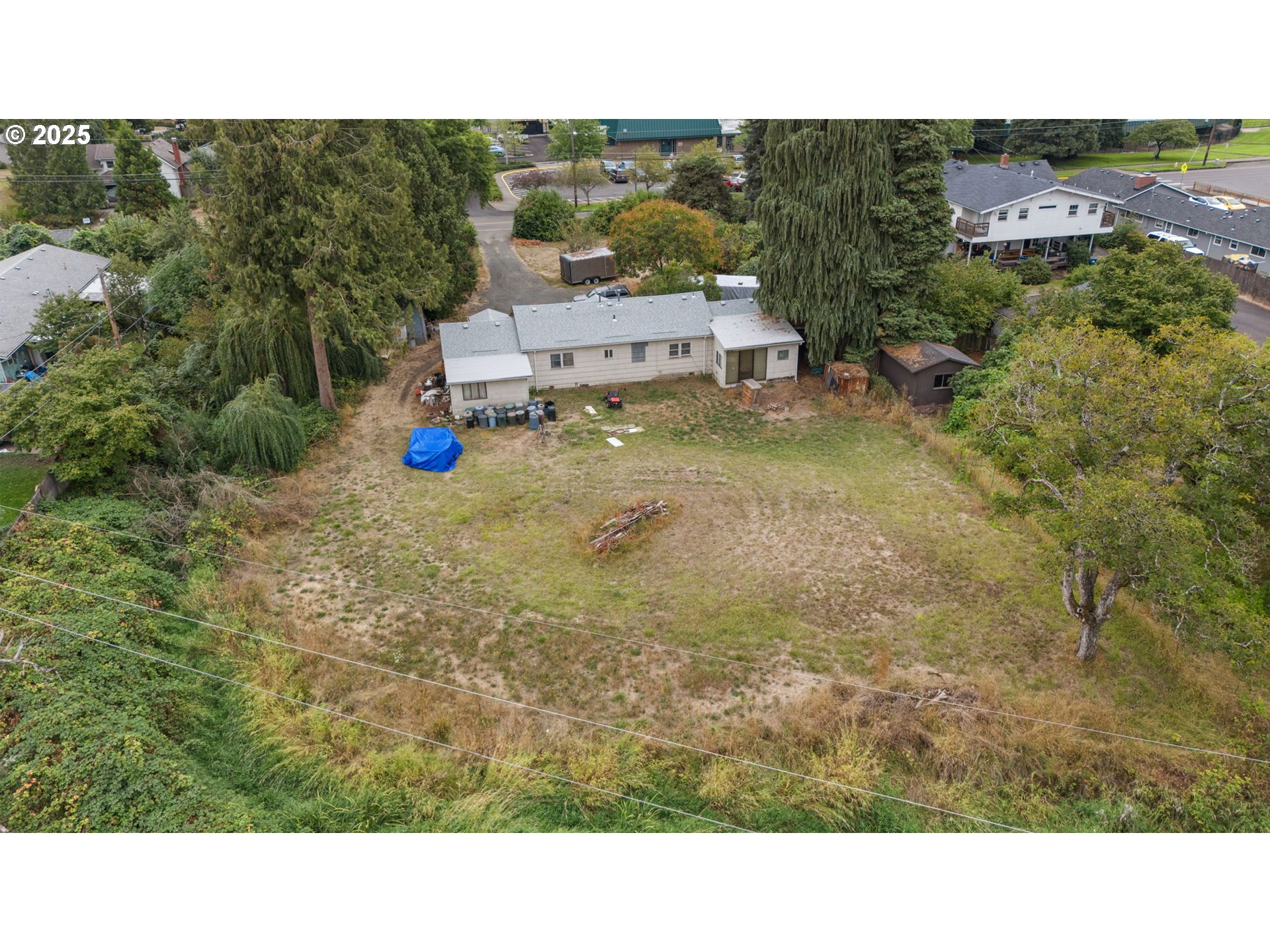 233 Spring Creek Drive Eugene, OR 97404 - Photo 9 of 20 a bathroom with a sink and mirror