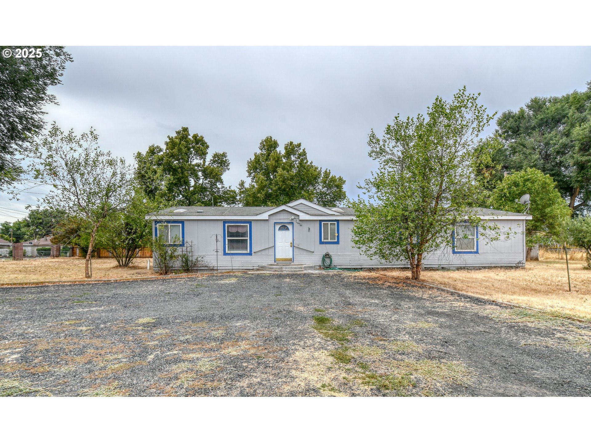 a house view with a outdoor space