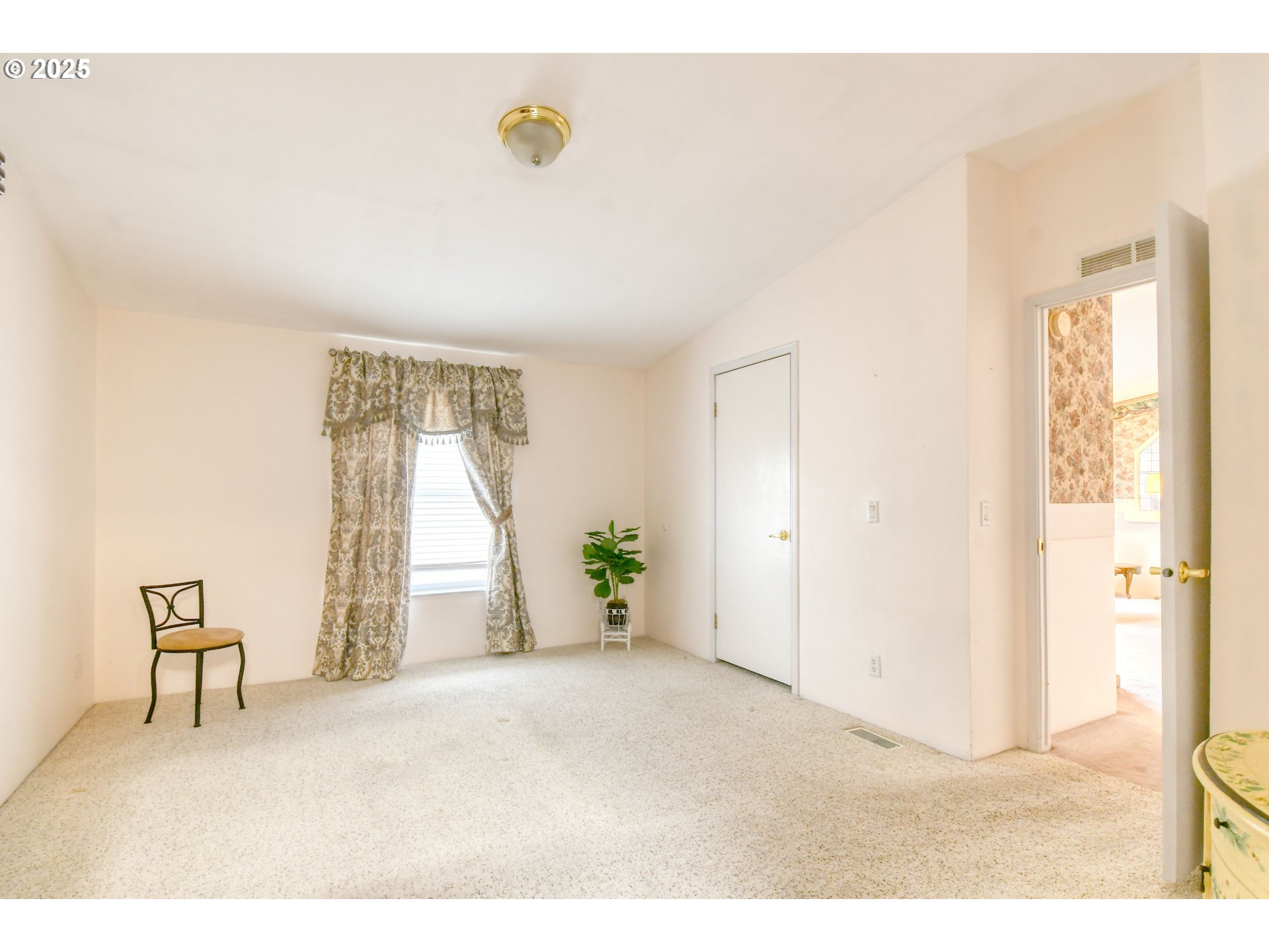 415 Northeast 40th Street Pendleton, OR 97801 - Photo 15 of 36 a view of an empty room with a window