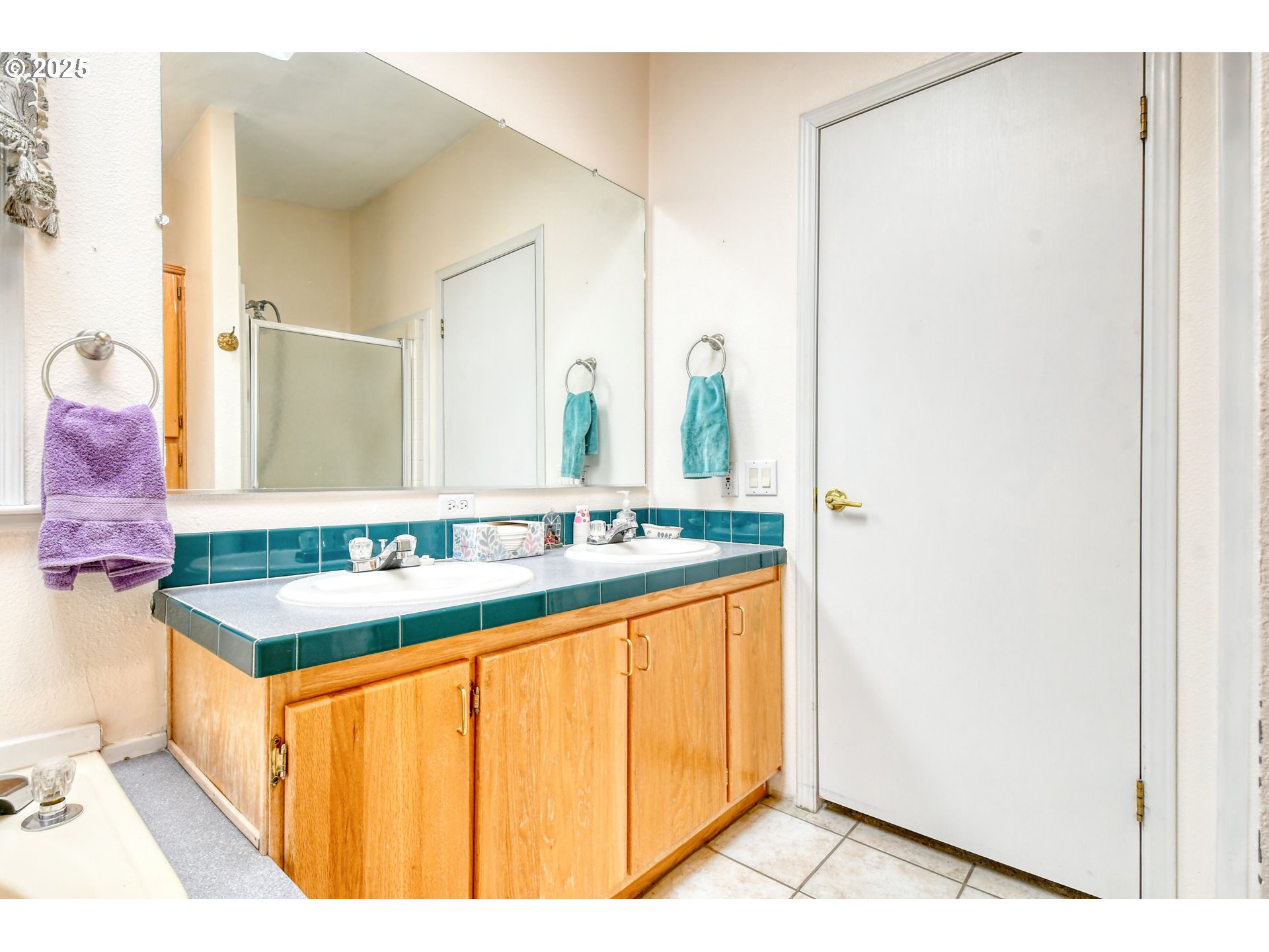 415 Northeast 40th Street Pendleton, OR 97801 - Photo 18 of 36 a bathroom with a sink and a mirror