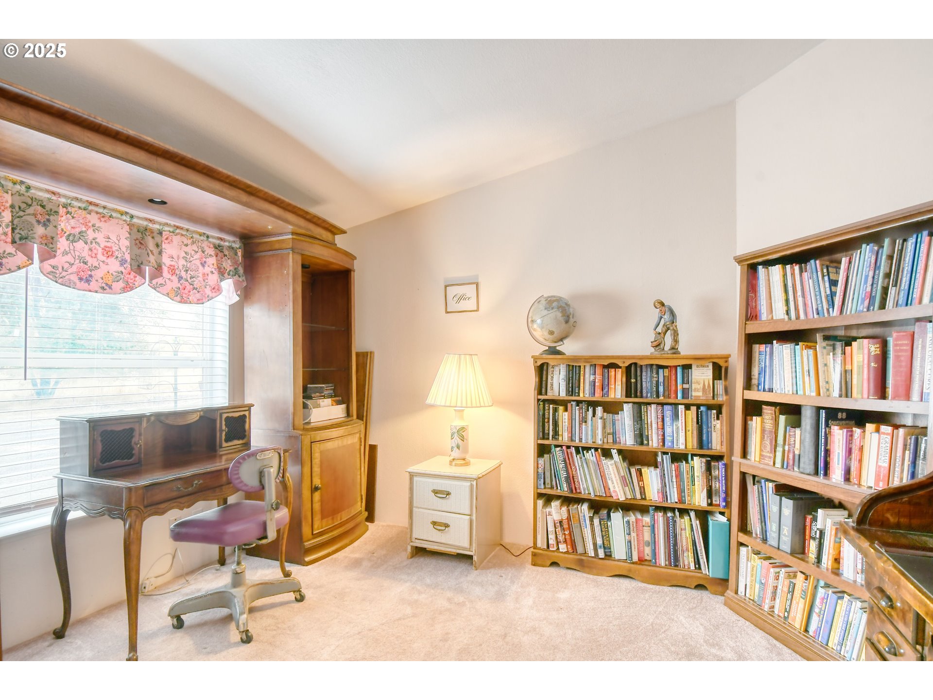 415 Northeast 40th Street Pendleton, OR 97801 - Photo 19 of 36 a living room with a book shelf and a book shelf