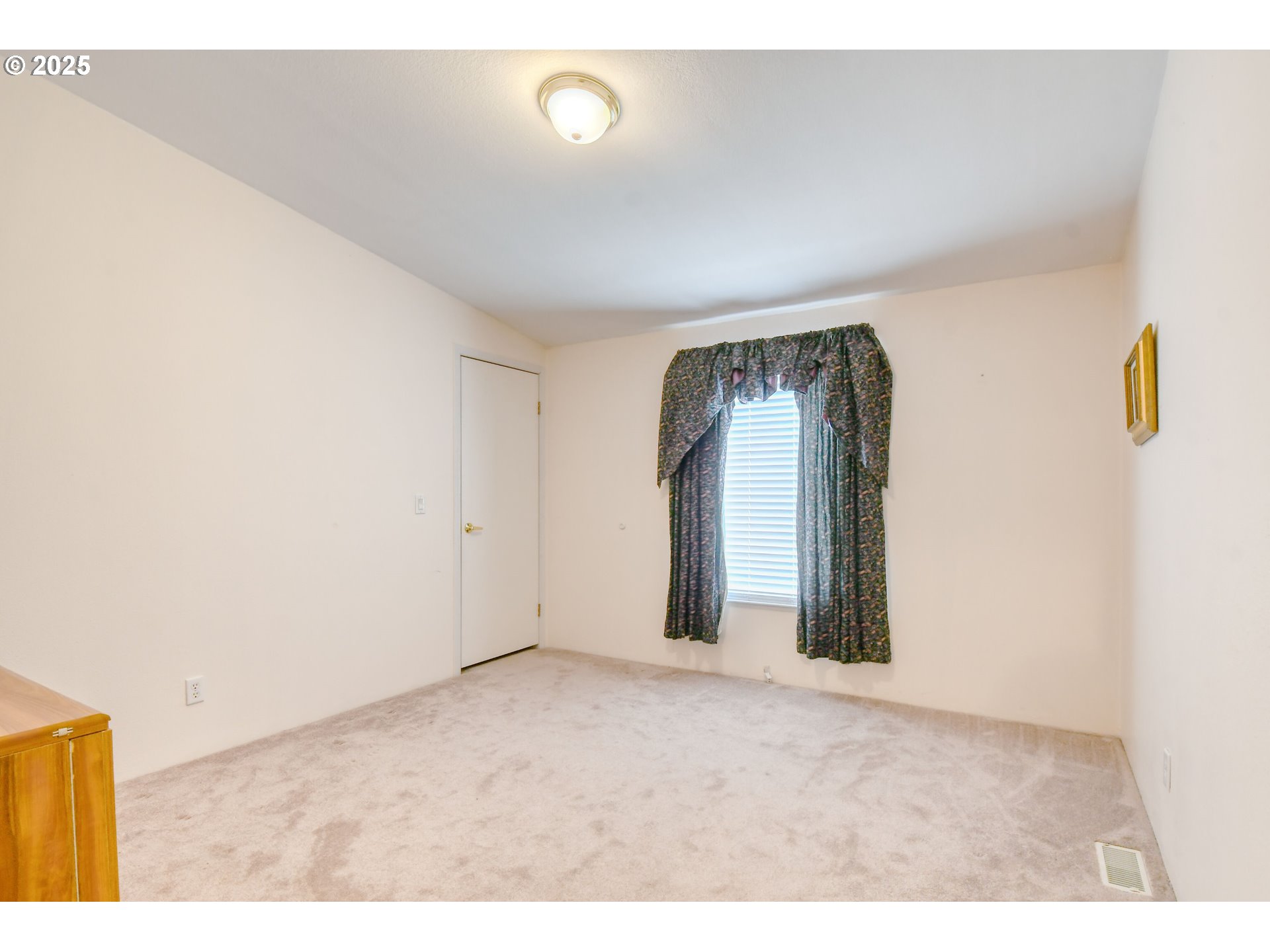 415 Northeast 40th Street Pendleton, OR 97801 - Photo 21 of 36 a view of an empty room with a window