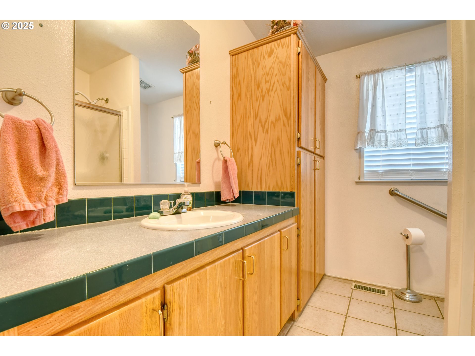 415 Northeast 40th Street Pendleton, OR 97801 - Photo 23 of 36 a bathroom with a sink and a mirror