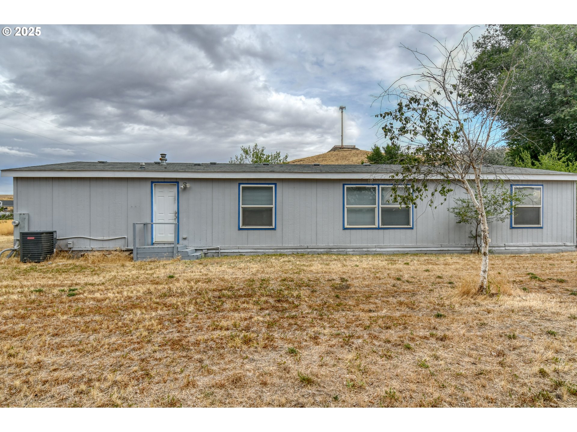 415 Northeast 40th Street Pendleton, OR 97801 - Photo 28 of 36 a view of a house with a backyard