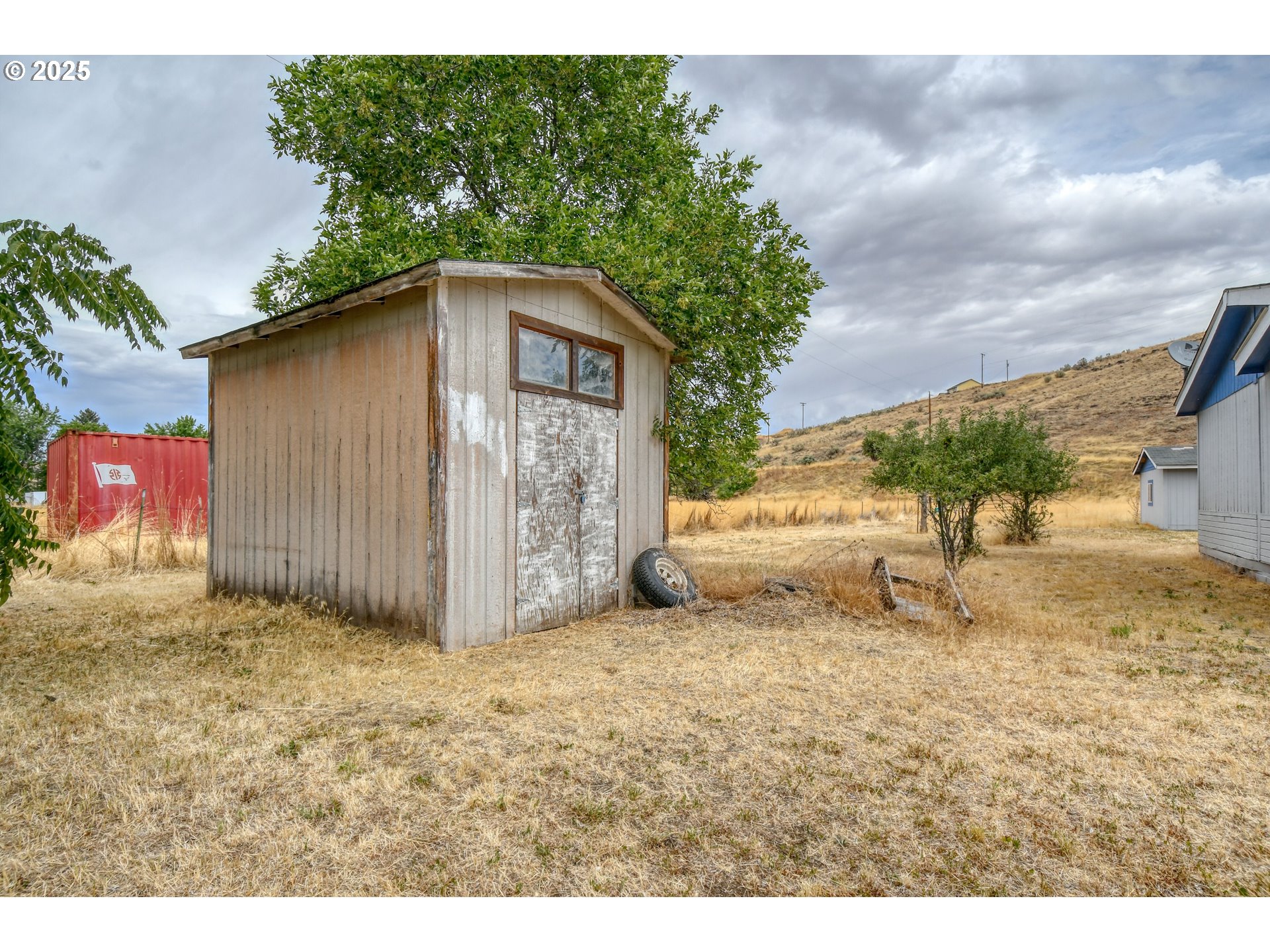 415 Northeast 40th Street Pendleton, OR 97801 - Photo 32 of 36 a view of backyard of a house