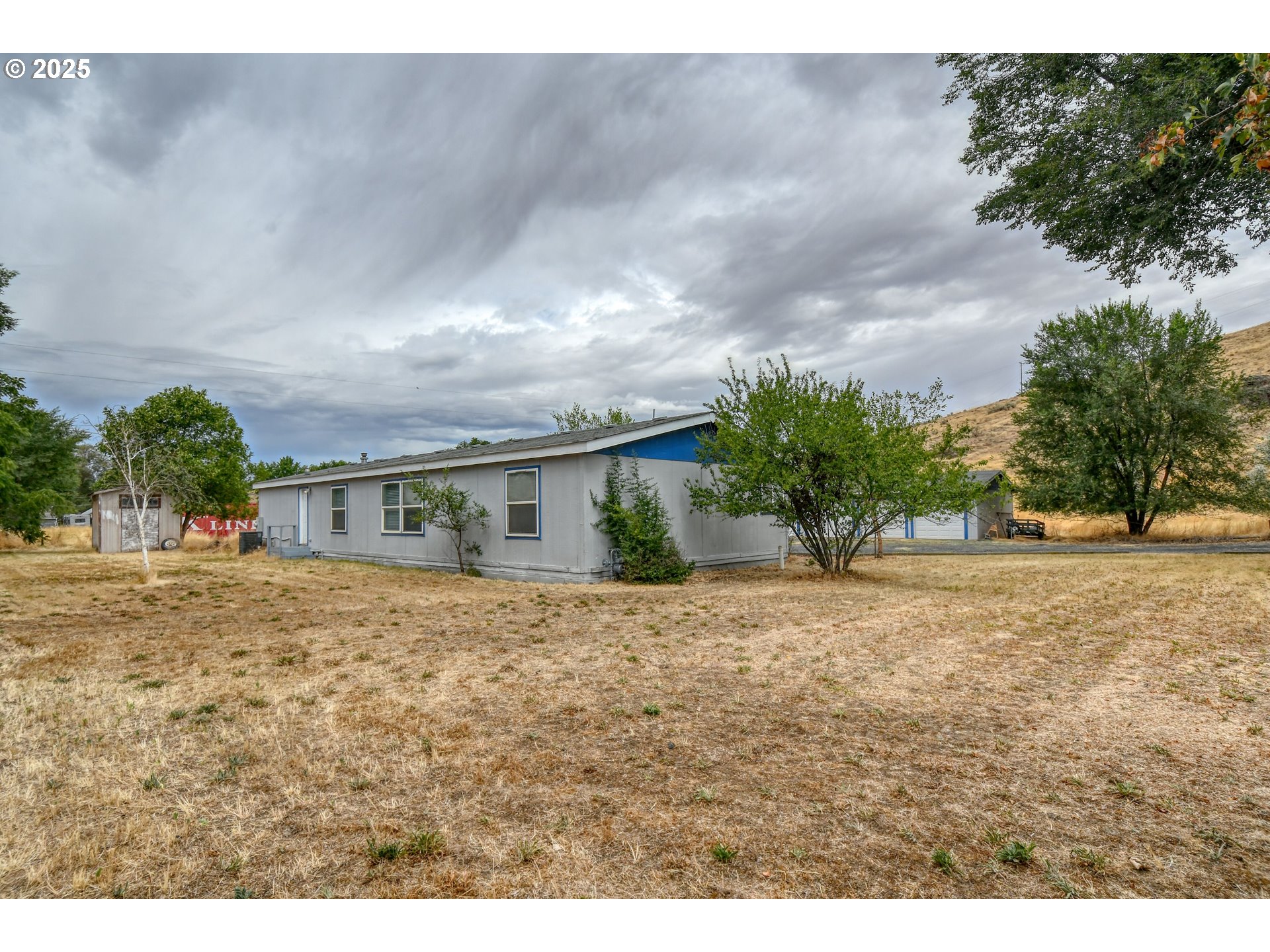 415 Northeast 40th Street Pendleton, OR 97801 - Photo 33 of 36 a view of a house with a outdoor space