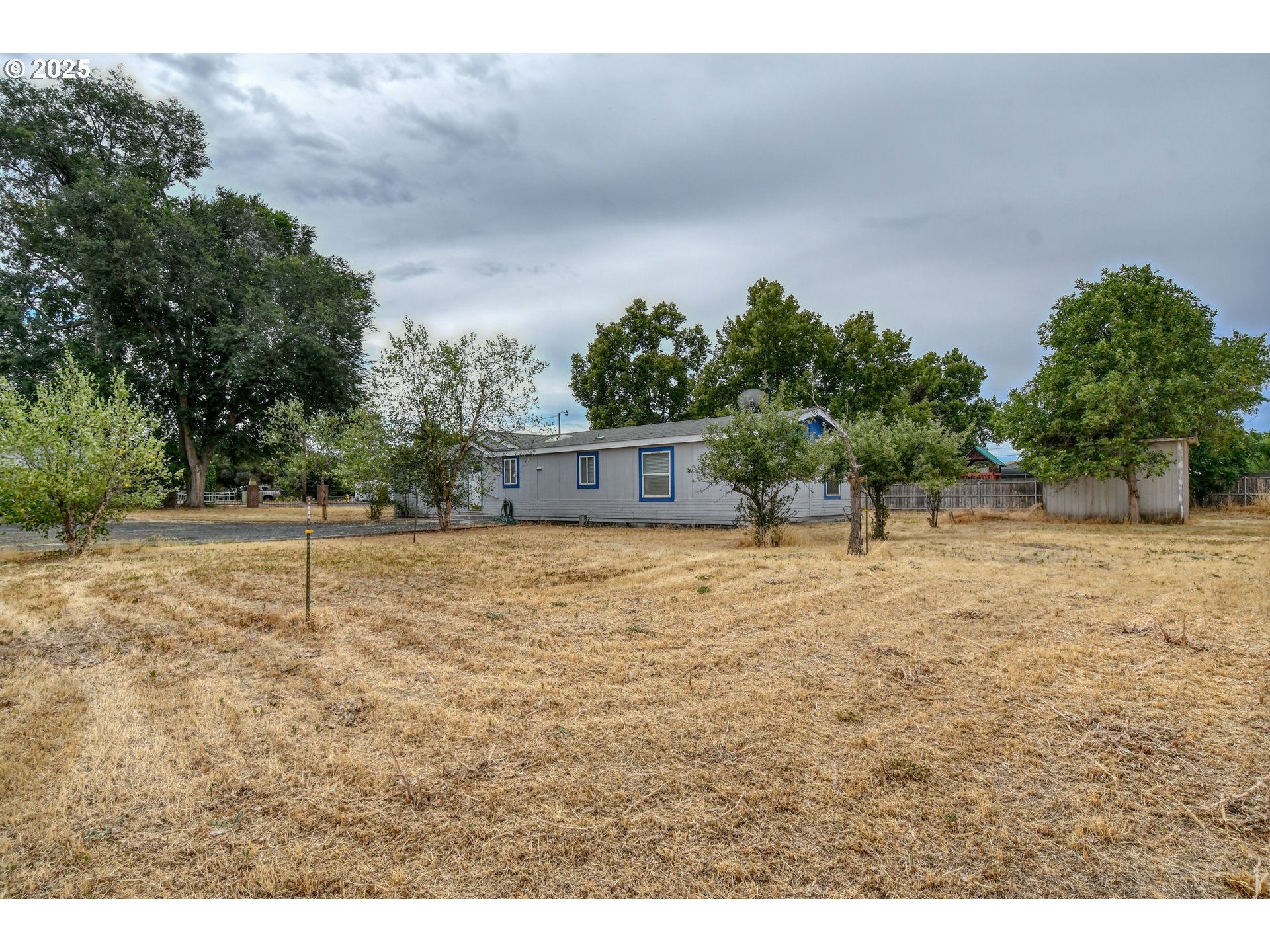 415 Northeast 40th Street Pendleton, OR 97801 - Photo 34 of 36 a view of a yard