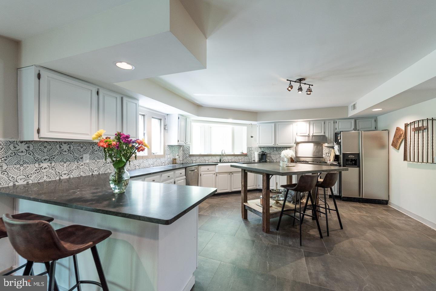 23 Ringfield Road Chadds Ford, PA 19317 - Photo 7 of 29 Italian Porcelain Tile Flooring & Honed Granite