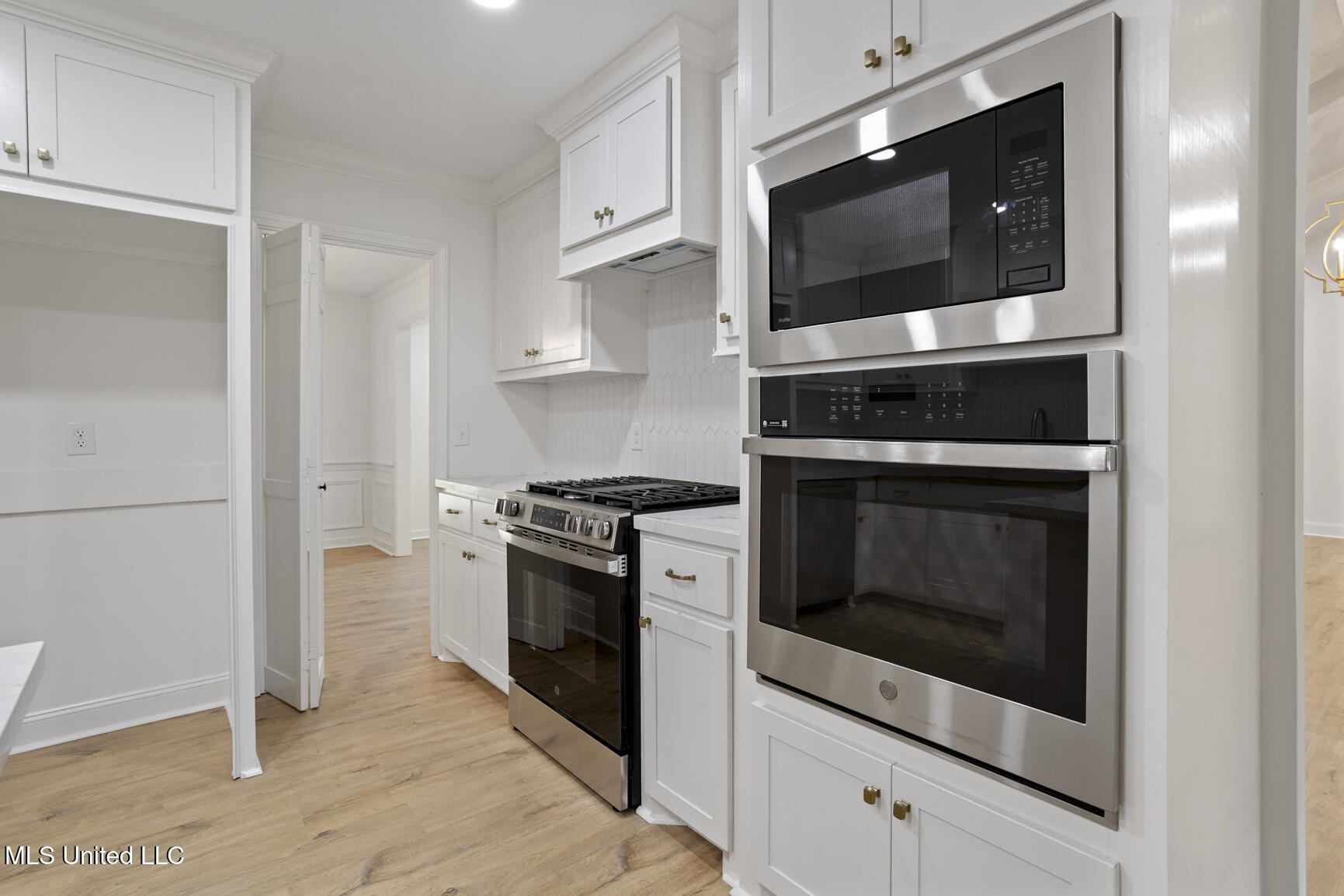 445 Armour Drive Jackson, MS 39211 - Photo 11 of 34 445 Armour Dr-13