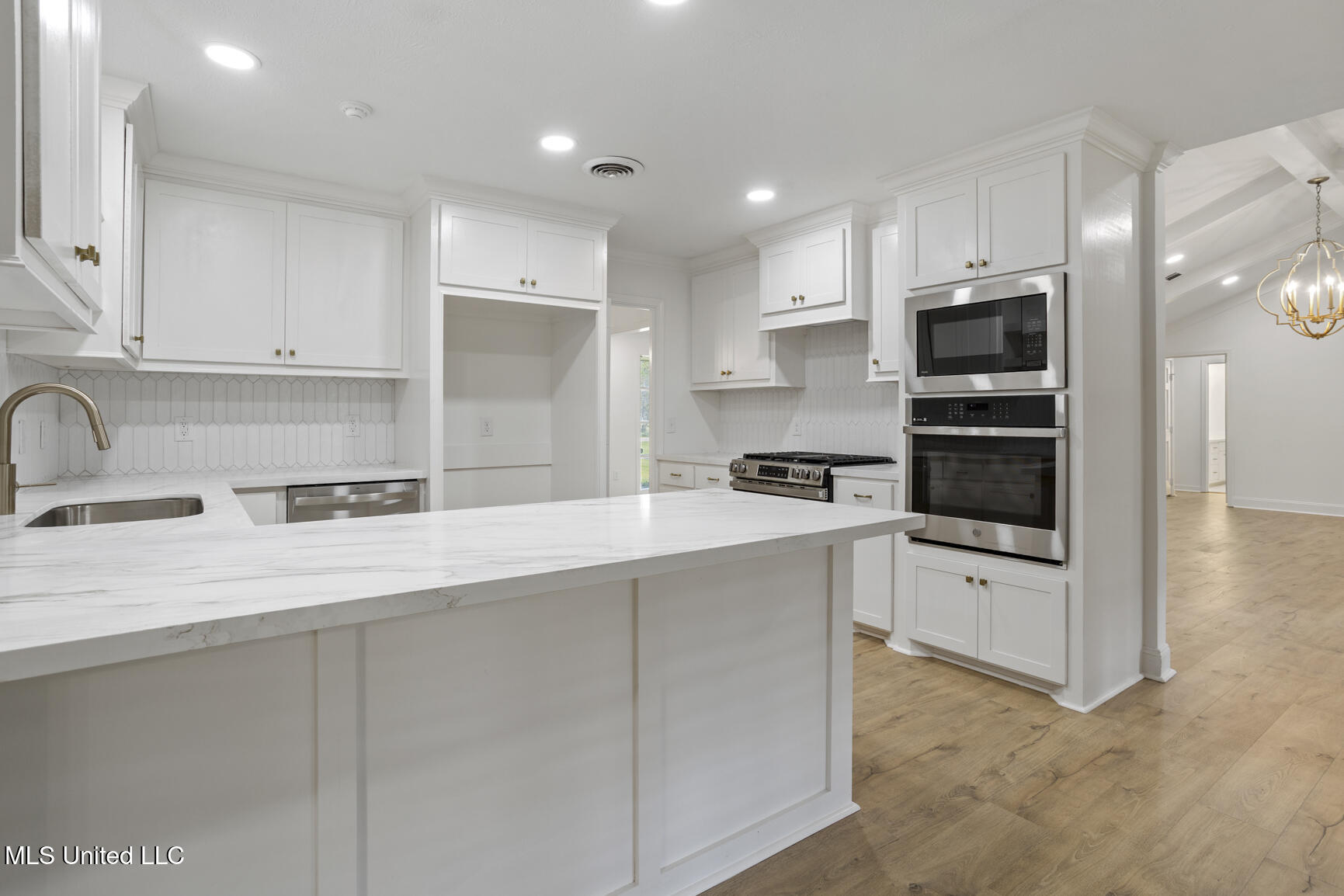 445 Armour Drive Jackson, MS 39211 - Photo 9 of 34 445 Armour Dr-11