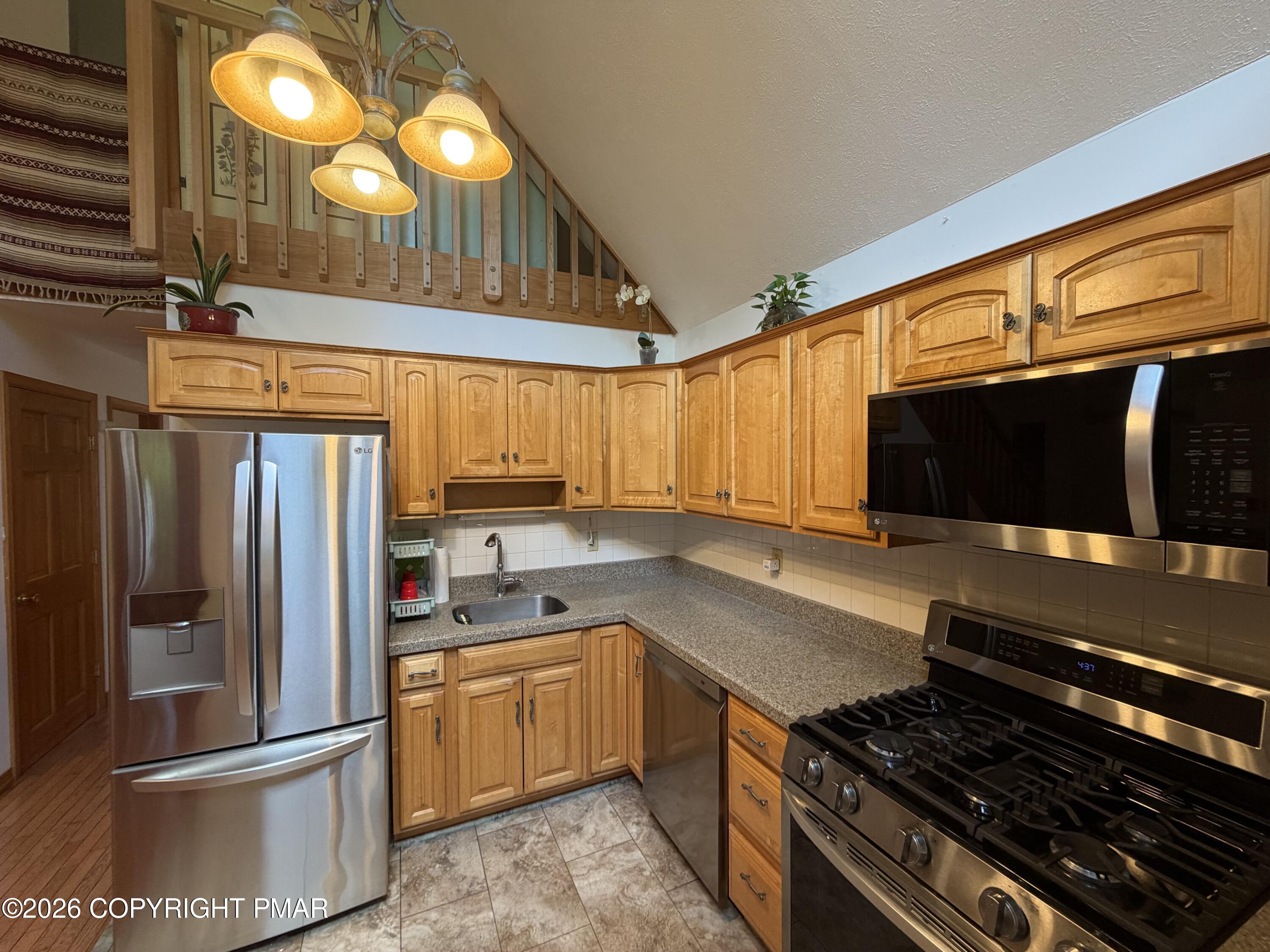 197 Hummingbird Trail Bushkill, PA 18324 - Photo 12 of 33 Kitchen