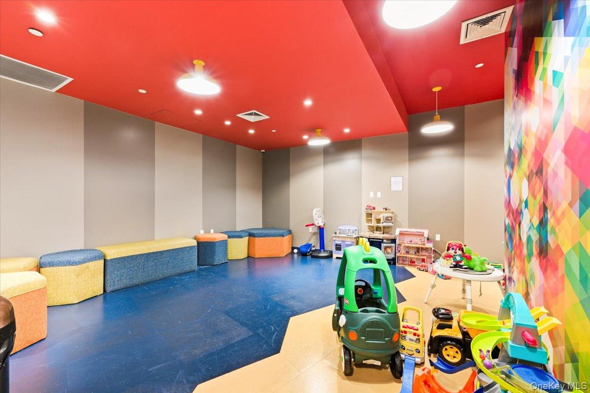 70 Fleet Street, Unit 19F Brooklyn, NY 11201 - Photo 22 of 32 a room with lots of potted plants