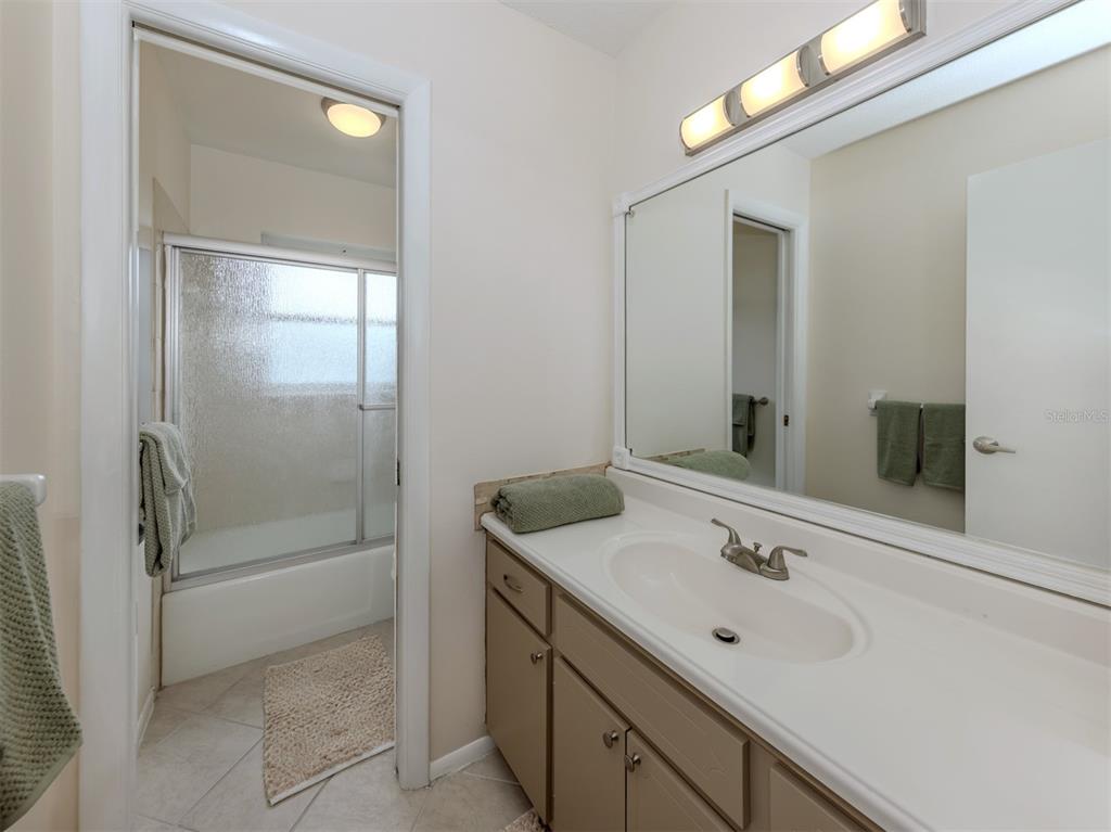 1215 Mango Avenue Venice, FL 34285 - Photo 15 of 64