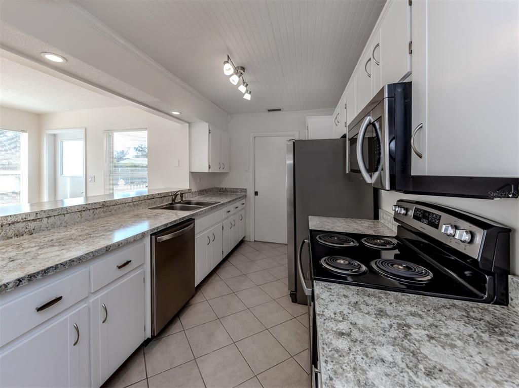 1215 Mango Avenue Venice, FL 34285 - Photo 17 of 64