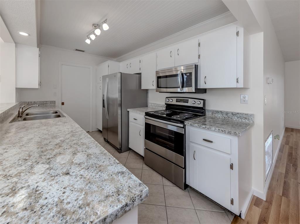 1215 Mango Avenue Venice, FL 34285 - Photo 19 of 64