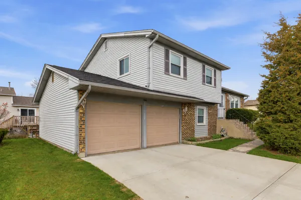 $2,750 | 1590 East Bayside Court, Hoffman Estates, IL 60192
