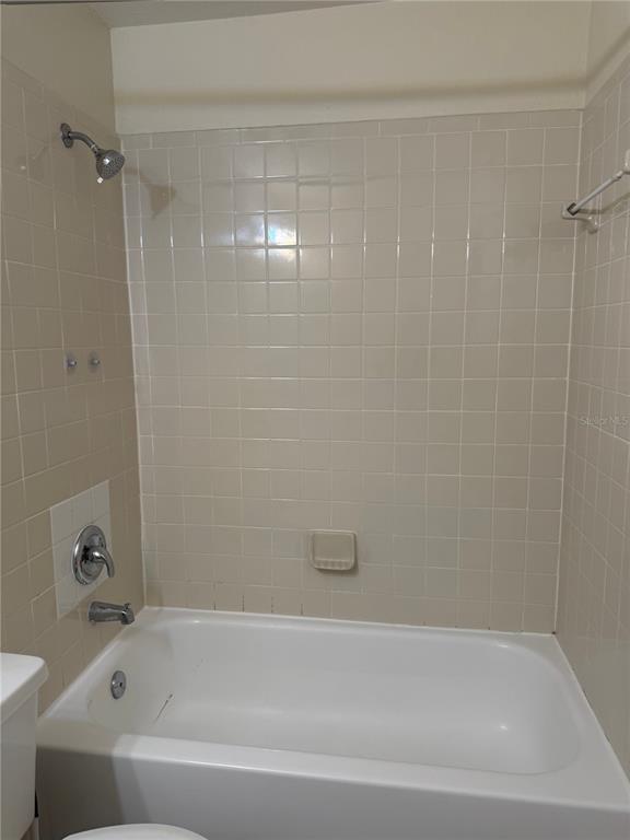 1049 South Hiawassee Road, Unit 3428 Orlando, FL 32835 - Photo 17 of 21 a bathroom with a bathtub