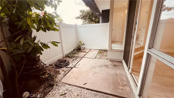a view of a backyard