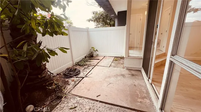 a view of a backyard