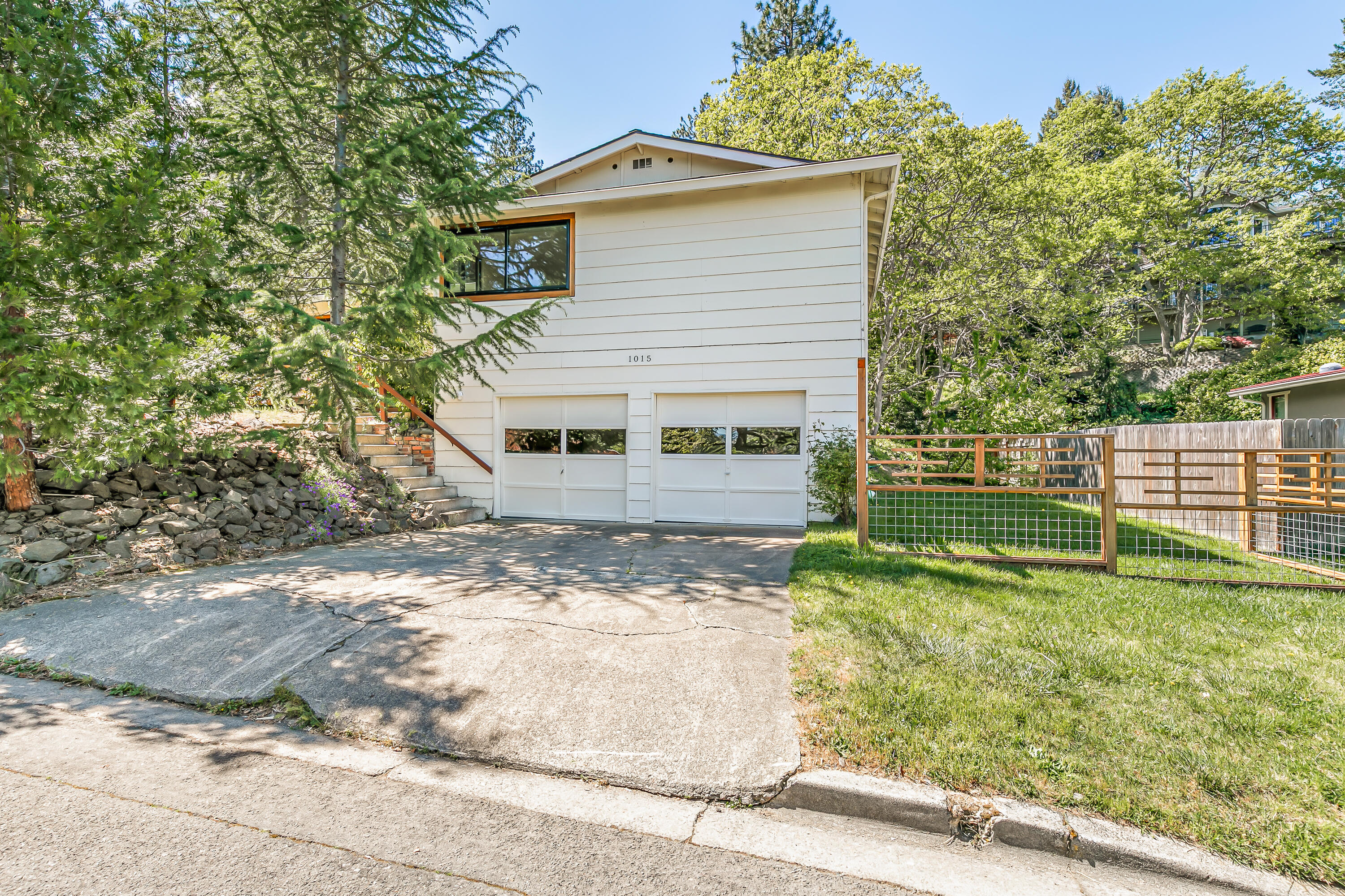 1015 Oneida Circle Ashland, OR 97520 - Photo 1 of 31 1015 Oneida Circle, Ashland, OR 97520