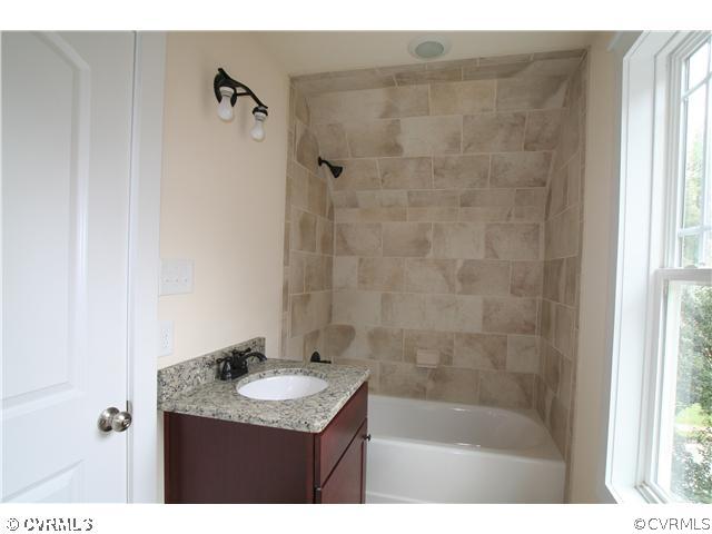 5007 Sylvan Road Richmond, VA 23225 - Photo 11 of 16 Bathroom - Third floor full bath, granite counters