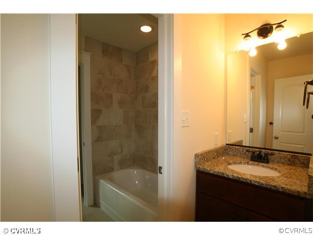 5007 Sylvan Road Richmond, VA 23225 - Photo 12 of 16 Bathroom - Jack and Jill bath between second and t