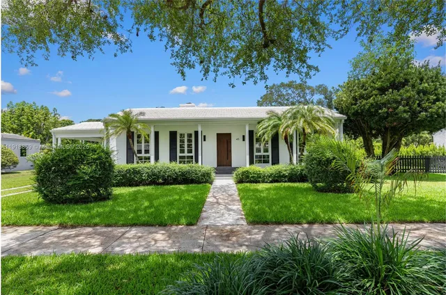 a view of a front of house with a yard