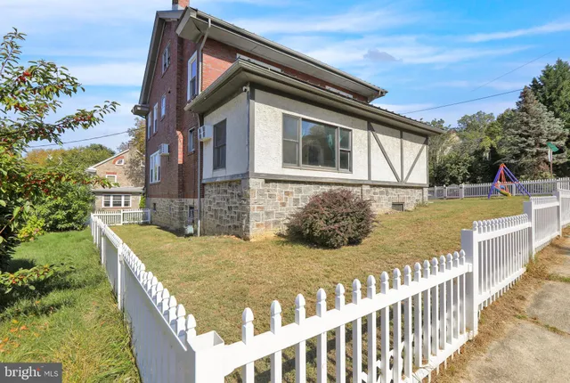 a view of a house with backyard and deck