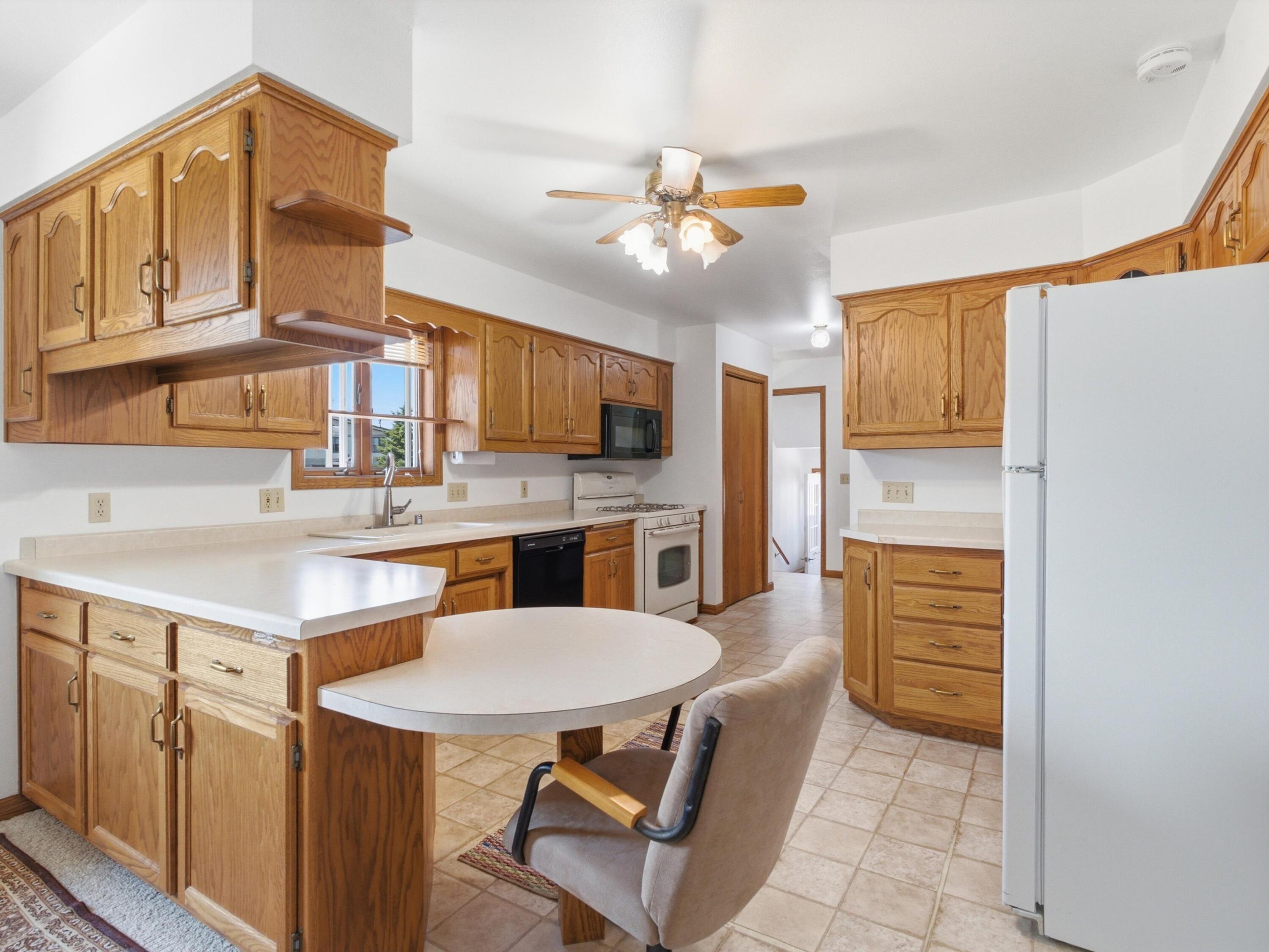 2702 Wilson Street Two Rivers, WI 54241 - Photo 6 of 43 26-DSC01114