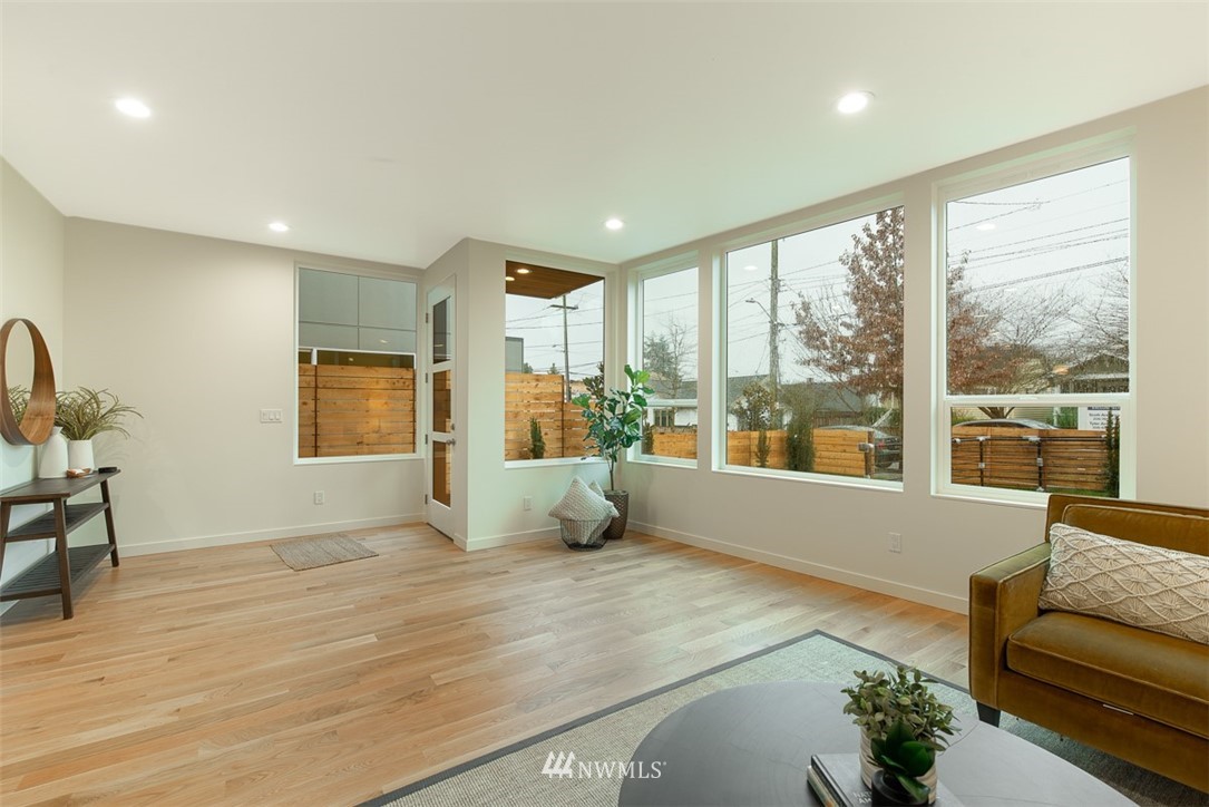 940 North 77th Street Seattle, WA 98103 - Photo 3 of 25 Gallery Image 3