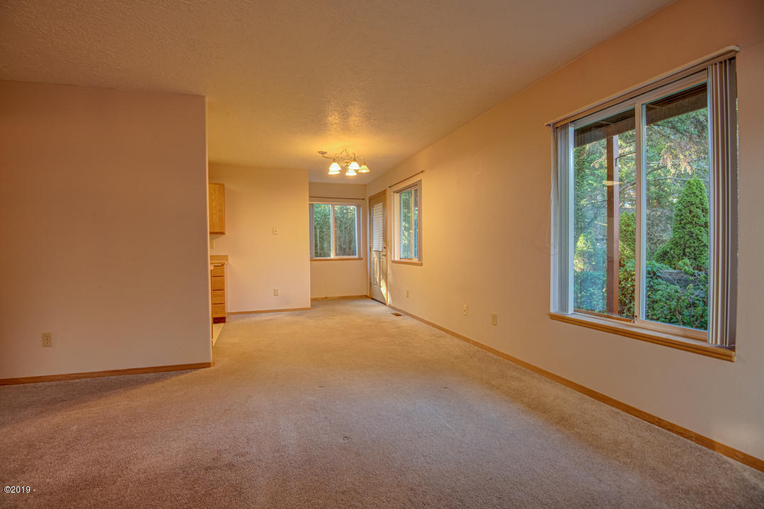 33-35 Northeast Spring Avenue Depoe Bay, OR 97341 - Photo 5 of 14 dining room