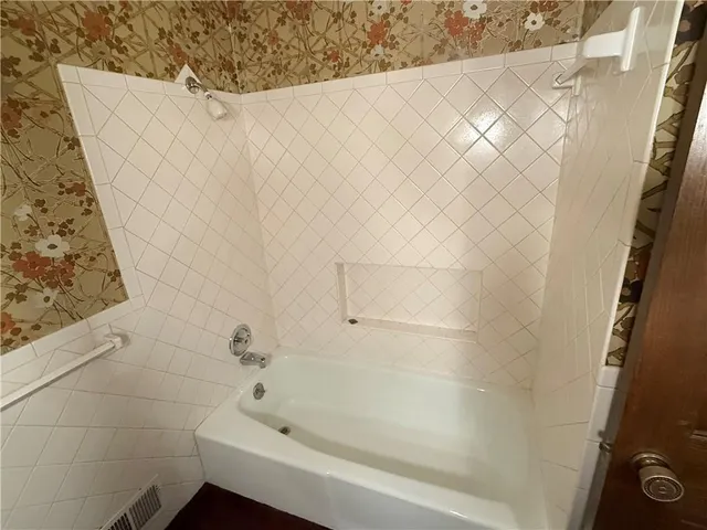 $211,900 | 7026 Lakeshore Drive, Raytown, MO 64133