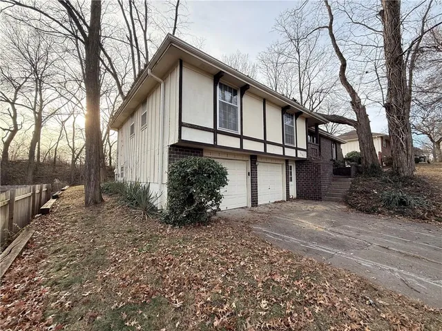$211,900 | 7026 Lakeshore Drive, Raytown, MO 64133