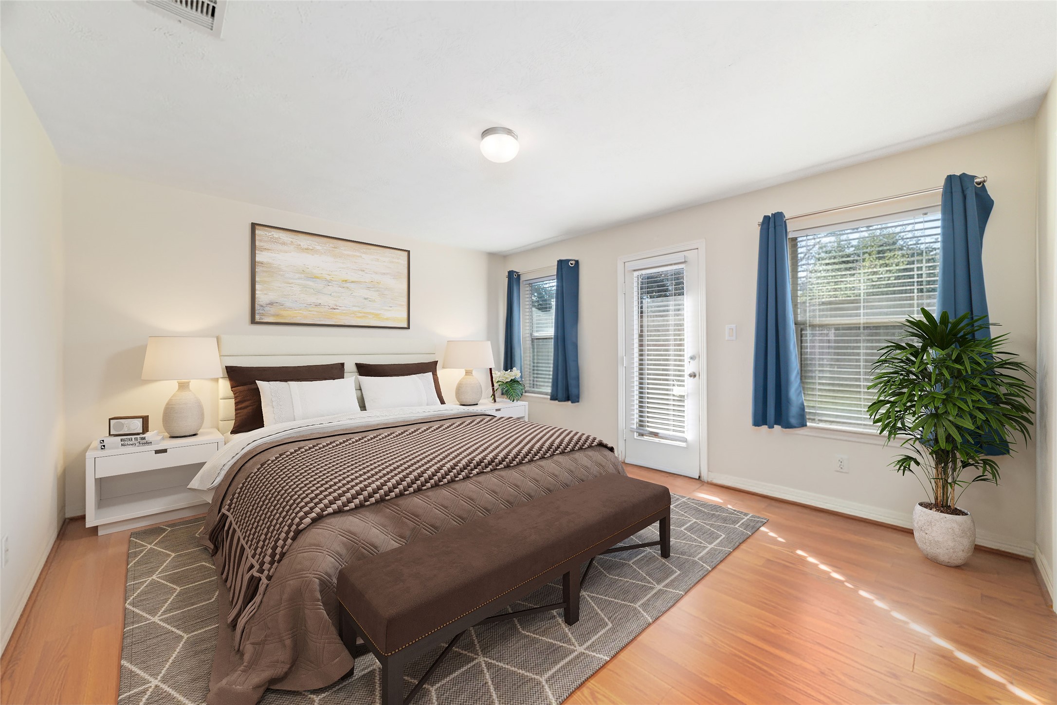 1807 Stacy Crest Houston, TX 77008 - Photo 13 of 32 1st floor bedroom is very large and has a ensuite bathroom and great natural light.