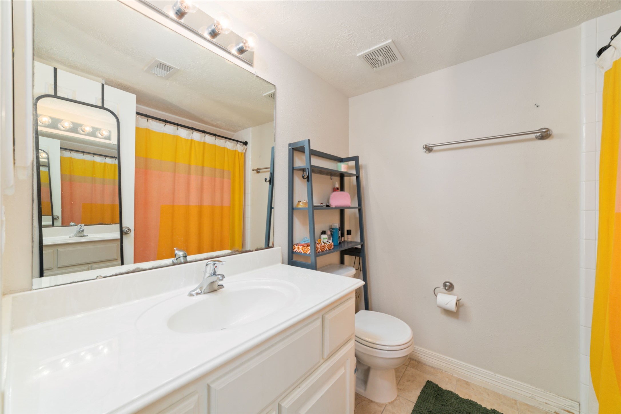 1807 Stacy Crest Houston, TX 77008 - Photo 16 of 32 Second Bedroom Full Bathroom