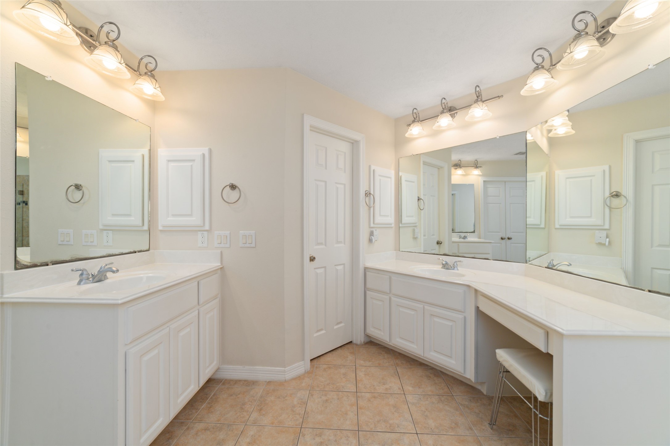 1807 Stacy Crest Houston, TX 77008 - Photo 20 of 32 Primary Bathroom has separate vanities and large walk in closet.