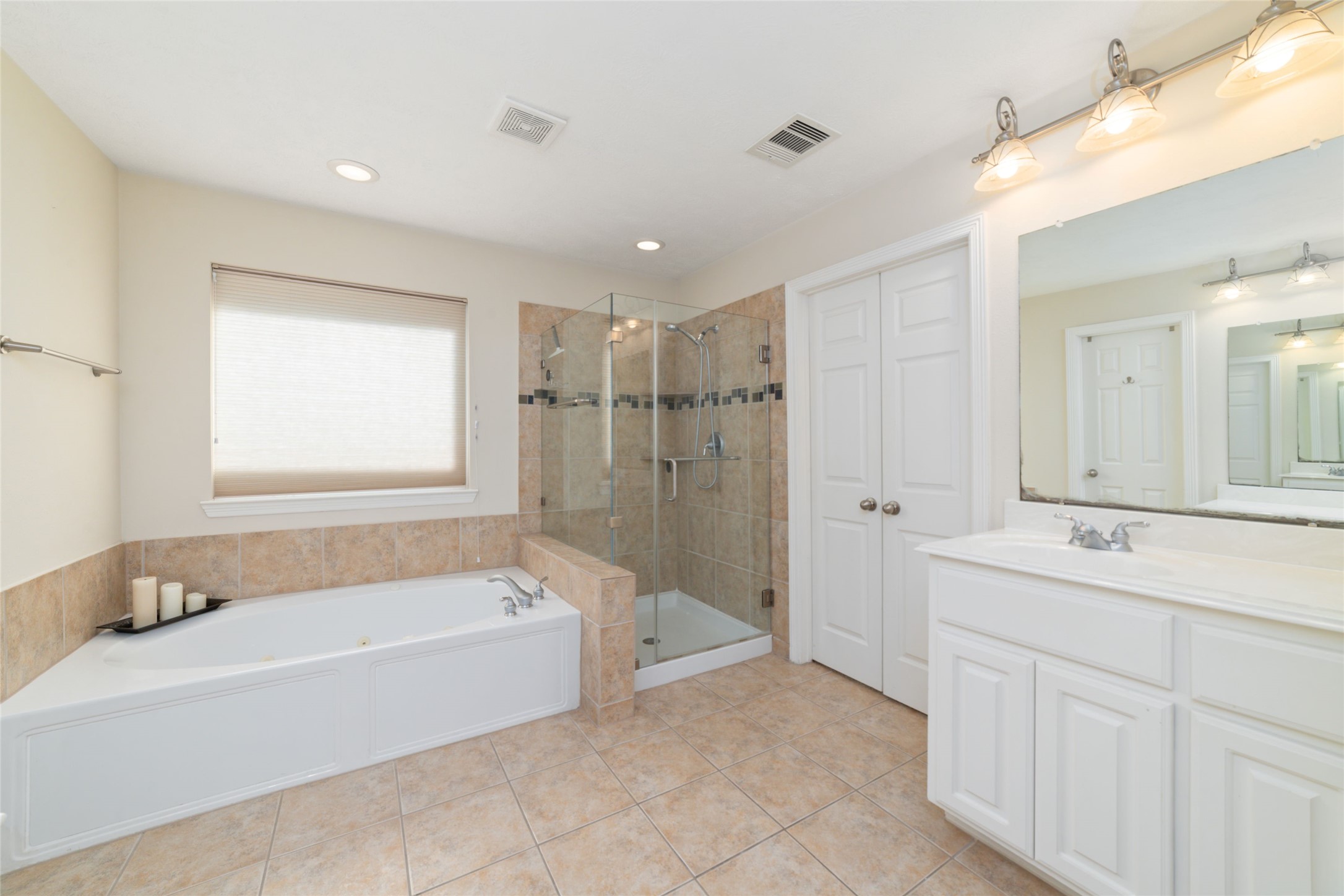 1807 Stacy Crest Houston, TX 77008 - Photo 22 of 32 Primary Bathroom