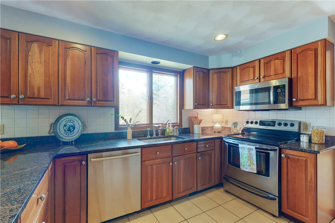 1000 Pippin Orchard Road Cranston, RI 02921 - Photo 3 of 39