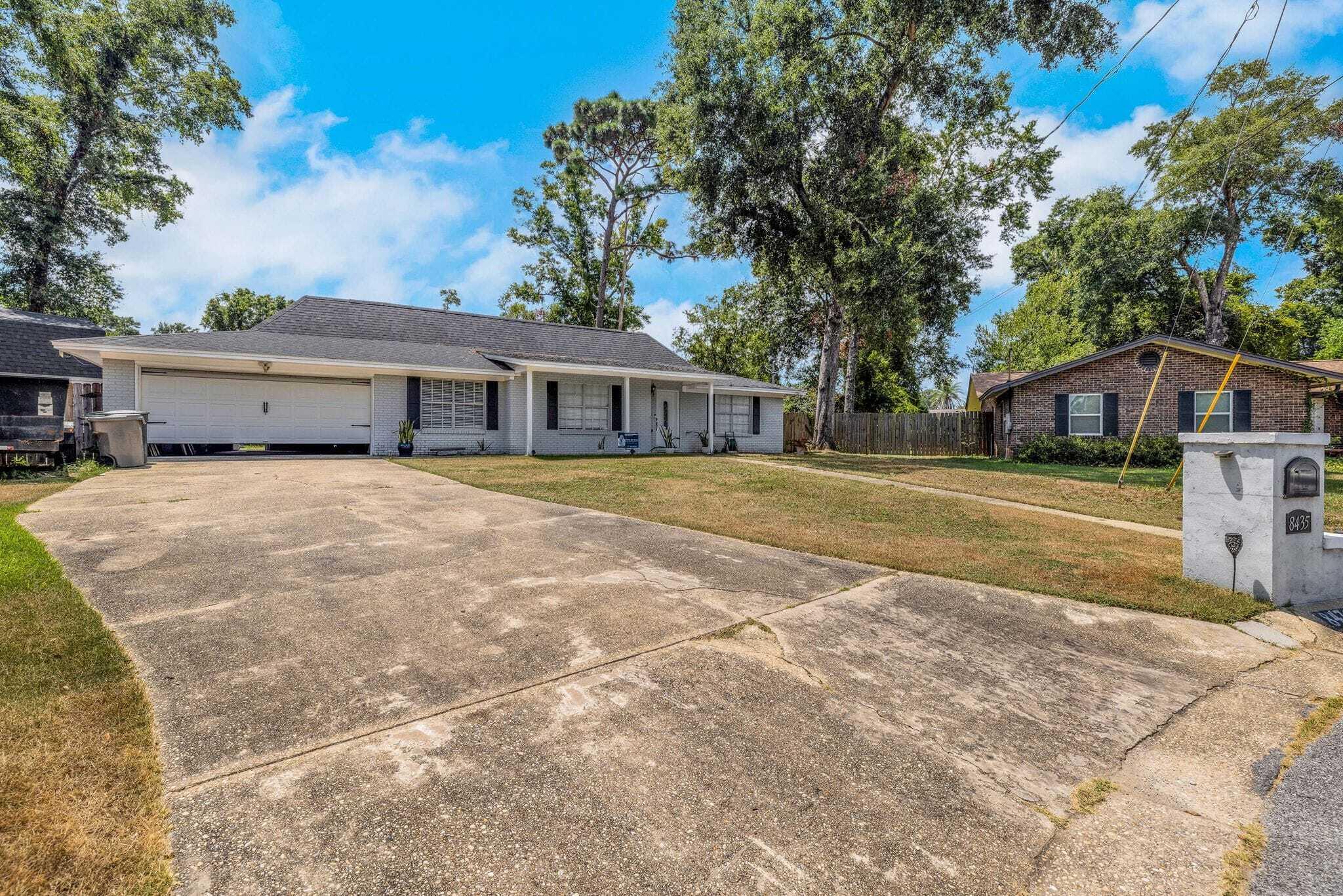 8435 Ridgefield Road Pensacola, FL 32514 - Photo 3 of 32 PHOTO-2024-08-24-12-38-54(2)