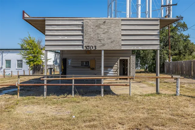 a view of a house with backyard and porch