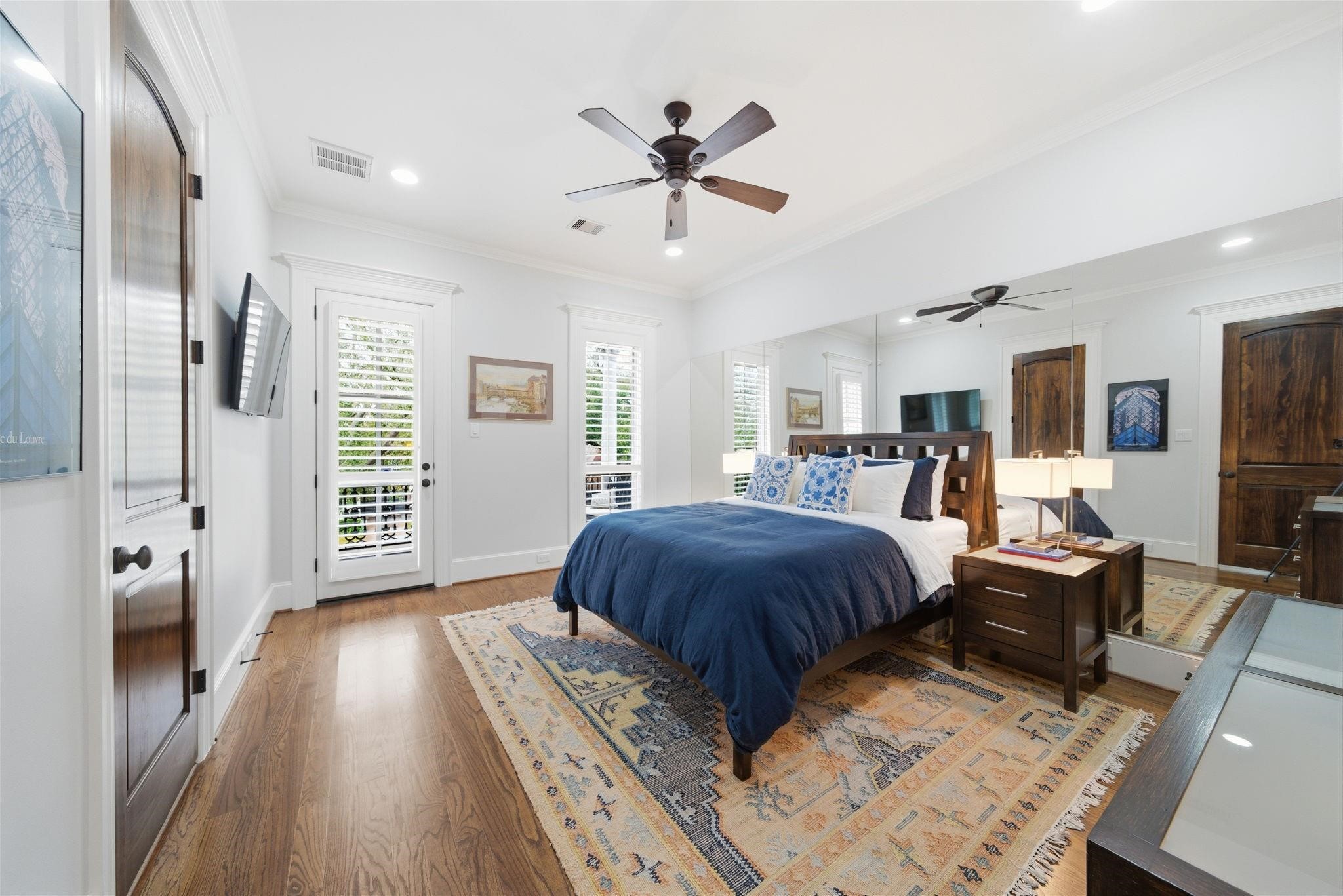 1418 Columbia Street Houston, TX 77008 - Photo 25 of 45 The 17’x14’ secondary bedroom features balcony access, a walk in closet, and adjoining shared bath.