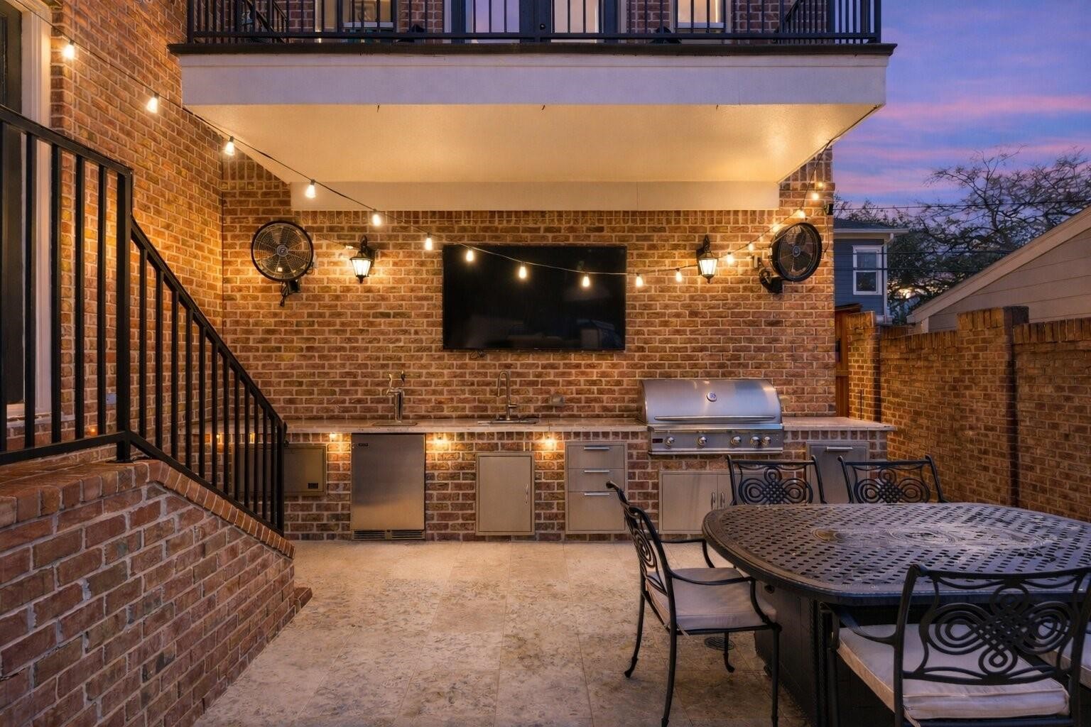 1418 Columbia Street Houston, TX 77008 - Photo 41 of 45 A fully equipped outdoor kitchen complete with grill, beer taps, warming drawer, sink with hot and cold water plus disposal, and generous space to gather for game days and relaxed evenings alike.